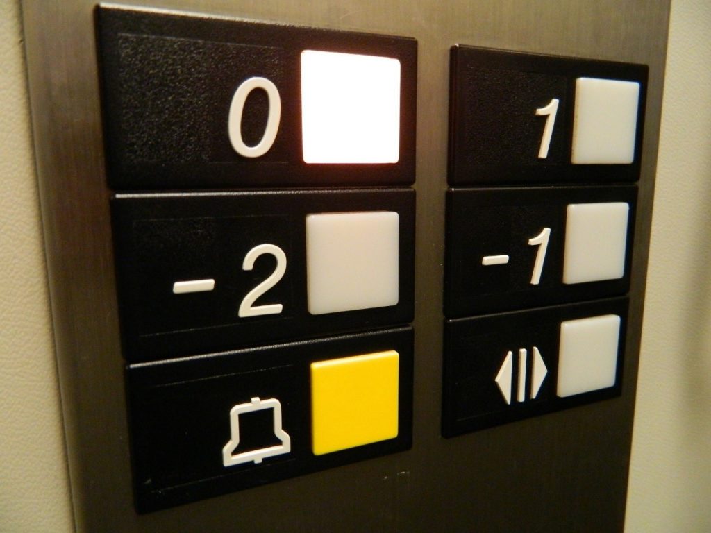 Guía para entender los botones del ascensor